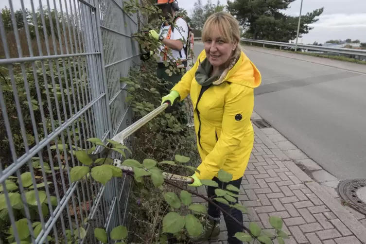 Sabine Günther und Azubi Dominik Zwerger beim Heckenschnitt: „Vor dem Pflanzen von Bäumen und Sträuchern muss auf ausreichenden 