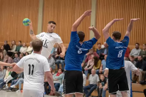 Der Ottersheimer Markus Michel steigt unbedrängt hoch. Links Patrik Sefrin, in der Abwehr der Landauer Lawrence Hauck und Philip