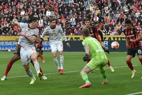 Der Anfang vom Leverkusener Ende: Robert Lewandowski (links) erzielt das 0:1.