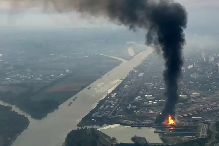 Flammenhölle: das BASF-Gelände kurz nach der Explosionsserie im Oktober 2016. 