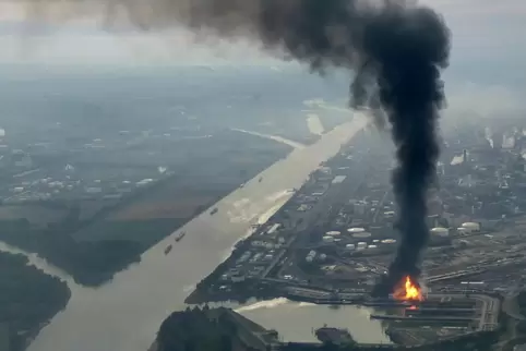 Flammenhölle: das BASF-Gelände kurz nach der Explosionsserie im Oktober 2016. 