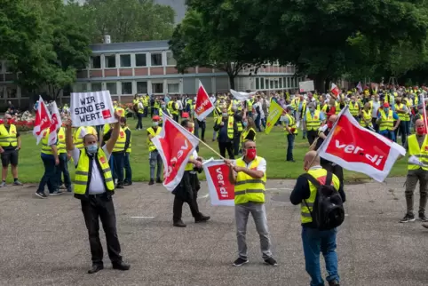 Streikende Busfahrer bei einer Kundgebung der Gewerkschaft Verdi in Mainz im Juni 2021.