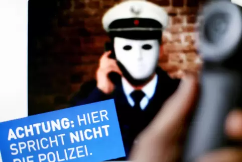 Man sollte niemals Fremden Geld oder Wertgegenstände übergeben. 