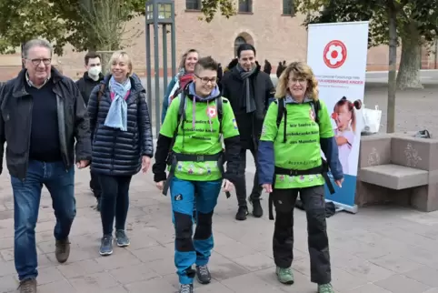 Läuft für krebskranke Kinder bis nach Spanien: Almuth Ender (rechts). Auch Bülent Ceylan (Zweiter von rechts) geht ein Stück mit