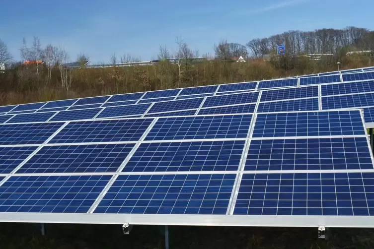 Die Photovoltaikanlage bei Höheischweiler ist Teil des Solarparks Südwestpfalz an der A8 und A62, der 28 Hektar umfasst. Prokon 