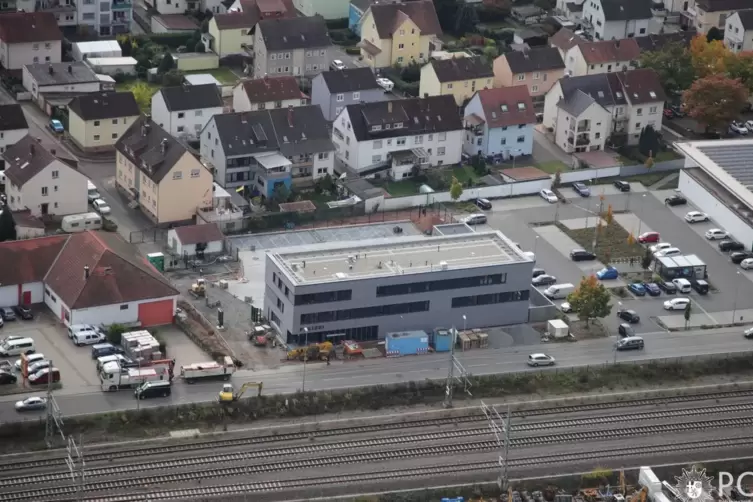 Eine Luftaufnahme vom Neubau der PI Landstuhl: Aktuell laufen auf dem Außengelände noch Restarbeiten.