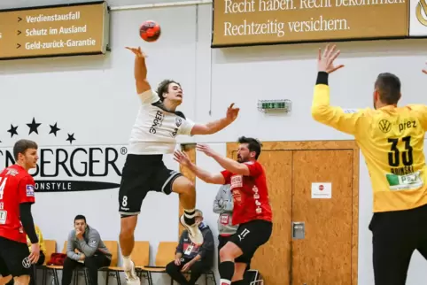 Auch er spielte wieder für die zweite Mannschaft des TuS: Marco Holstein (am Ball) traf sechsmal.
