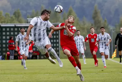 Auch er konnte sich nicht gegen die Abwehr von Hassia Bingen durchsetzen: Elias Huth (vorne rechts), hier im Kopfballduell mit G