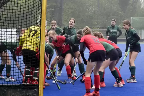 Großes Gewühl vor dem TG-Tor. Am Ende fällt das 0:2 für Hannover. 