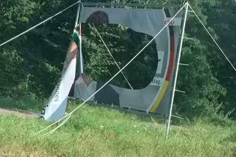 Völlig zerstört: CDU-Wahlplakat in Speyer. 