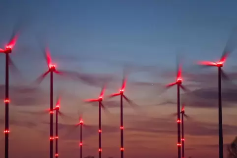 Große Windkraftanlagen dürfen ab 2023 nachts nicht mehr dauerblinken.