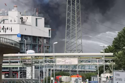 Löscharbeiten eines Großbrands im Chempark Leverkusen nach einer Explosion am 27. Juli.