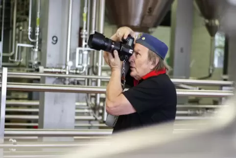 Wilfried von Nowicki auf der Jagd nach unentdeckten Details in der Brauerei.
