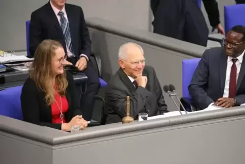 Wer folgt auf Wolfgang Schäuble? Für den CDU-Politiker (Mitte), hier mit Katharina Dröge und Karamba Diaby als Beisitzer, endet 