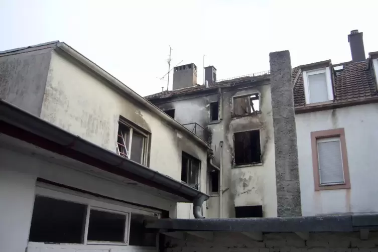 In der Nacht vom 5. auf den 6. November 2020 geriet das Treppenhaus des Hauses im Winzler Viertel in Brand. 