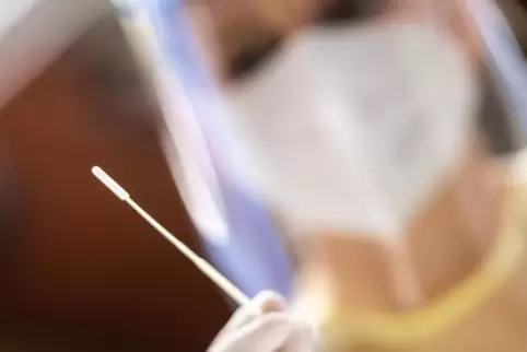 Wie Pilze sind vor einigen Monaten Corona-Testzentren aus dem Boden geschossen. Inzwischen werden die Abstriche deutlich weniger