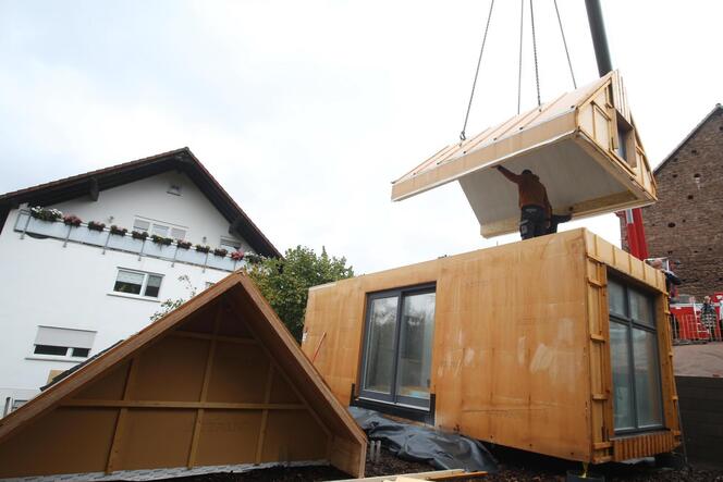Das in zwei Module geteilte Dach wird aufgesetzt: Das vorgefertigte Tiny House, zu deutsch »winziges Haus«, wird per Kran aufgeb