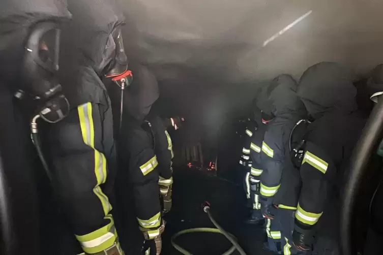  Atemschutzger&auml;tetr&auml;ger &uuml;ber ohne Sicht im der verrauchten Firebox.