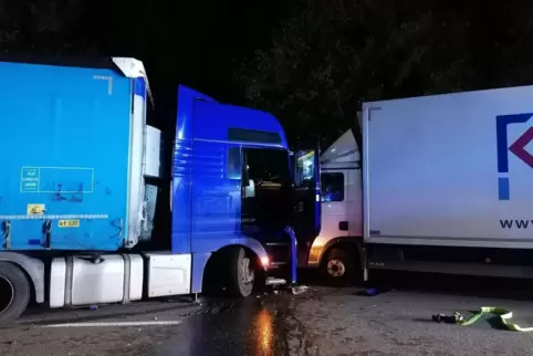 Zwei der drei an dem Unfall auf der B10 beteiligten Lastwagen. Die B10 ist derzeit gesperrt. 
