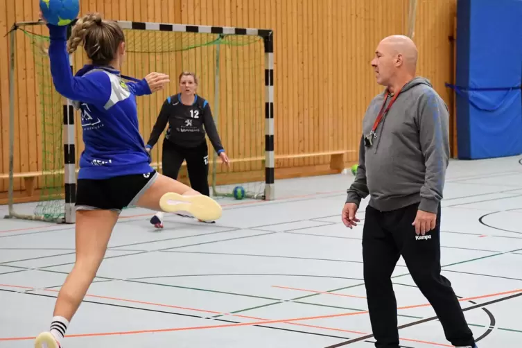 Der Haßlocher Neuzugang Lucie Krein bei einer Wurfserie mit Trainer Peter Motz.