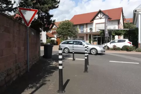 Am östlichen Ende der Straße Am Kirchberg stehen Poller, um auch die dort einfahrenden Verkehrsteilnehmer dazu zu bringen, mehr Am östlichen Ende der Straße Am Kirchberg stehen Poller, um auch die dort einfahrenden Verkehrsteilnehmer dazu zu bringen, mehr