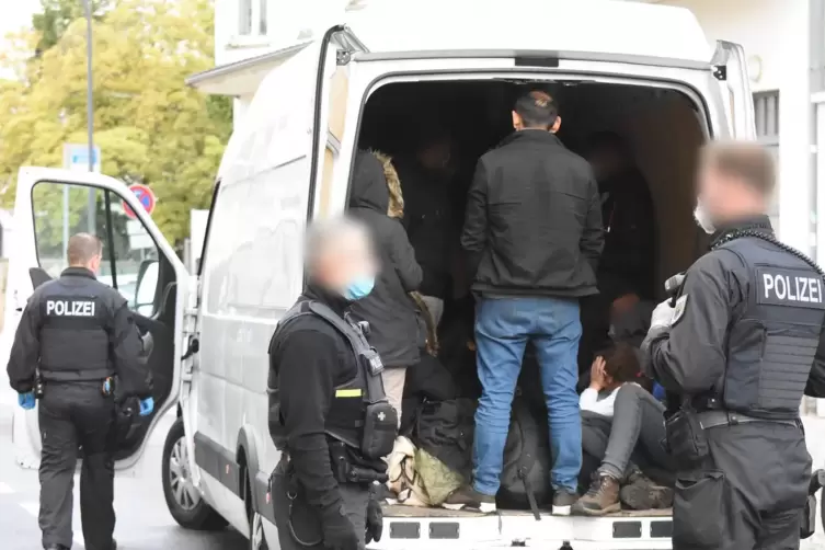 Schleuserkriminalität nimmt zu. Unser Foto zeigt Bundepolizisten. die Mitte Oktober in Görlitz illegal eingereiste Flüchtlinge a