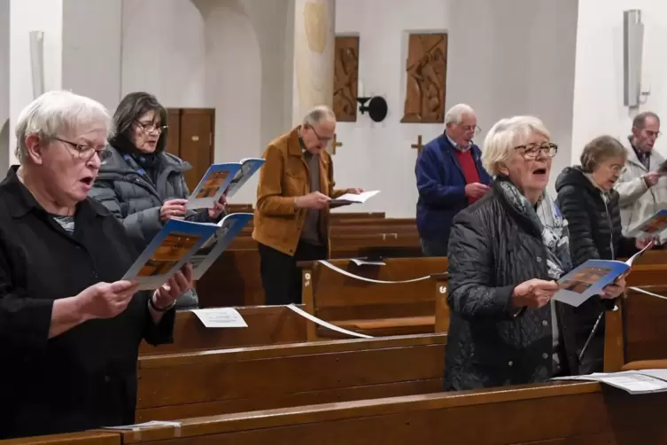 Mit viel Abstand proben die Sänger und Sängerinnen zurzeit in der katholischen Kirche St. Ludwig. 