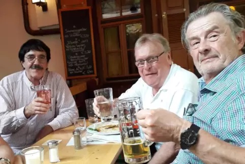 Kleines Klassentreffen im Maffenbaier: Die Ex-Max-Planckler Manfred Hofen, Hans-Peter Negele und Hans-Wilhelm Bauer (von links)