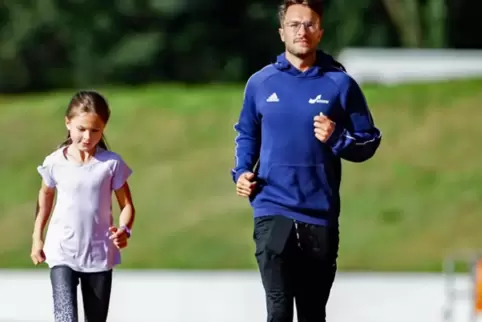 Der Trainer und sein junger Star: Jonas Klein mit der zehnjährigen Liliana Jovanovic, der ein Bein amputiert werden musste. 