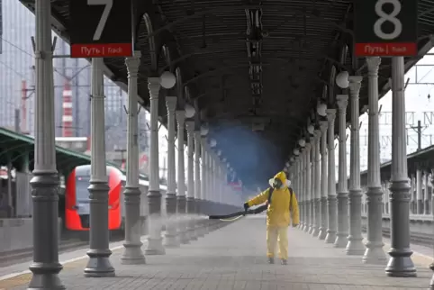 Ein Bahnsteig in Moskau wird desinfiziert: Der Bevölkerung sind die Corona-Maßnahmen vor allem lästig.