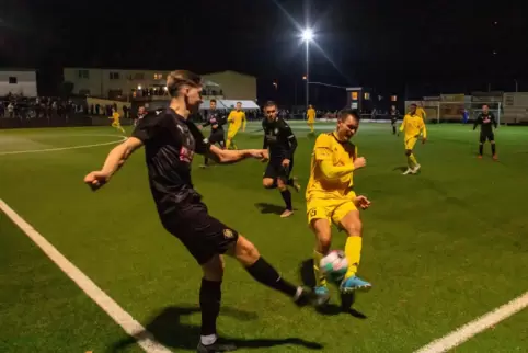 Eng ging es zu beim Pokalspiel in Morlautern. Hier kämpfen Felix Jung vom FC Arminia Ludwigshafen (links) und Felix Buerger vom 