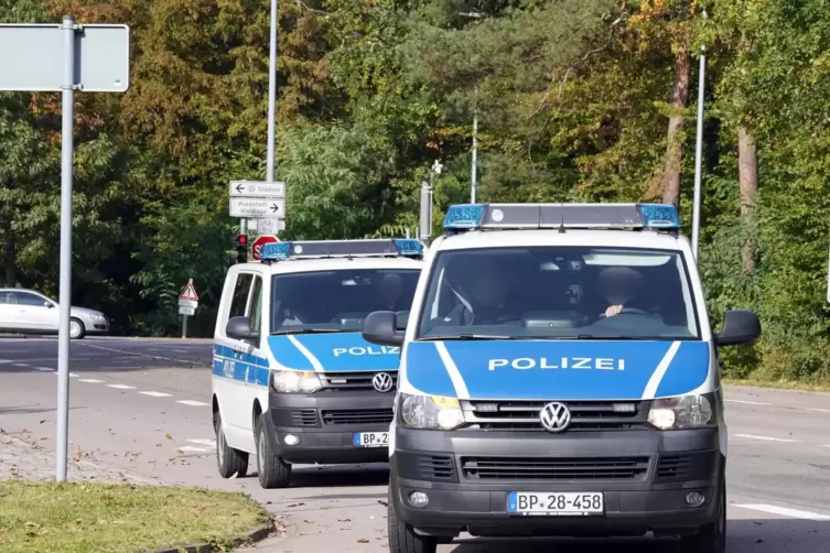  Zwei Polizeiwagen begleiten die inzwischen inhaftierten Ex-Soldaten zur Bundesanwaltschaft in Karlsruhe.