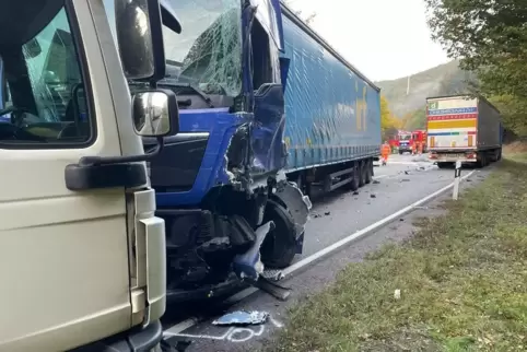 Drei Lastwagen wurden am Mittwoch bei einem Unfall auf der B10 beschädigt, die Straße war stundenlang gesperrt. 