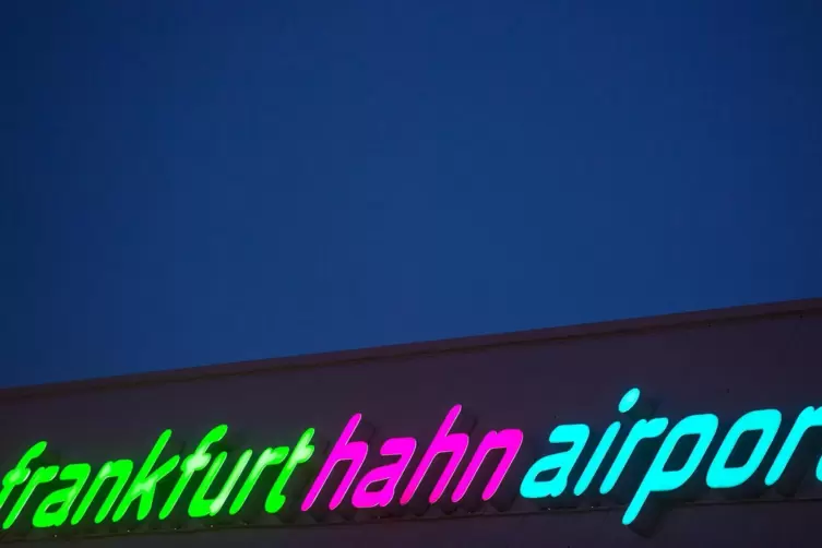Nacht über dem Hahn: Der Flughafen ist in finanziellen Turbulenzen.