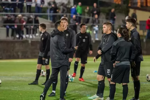 Schwört die Arminen ein: Trainer Marco Laping (vorne links).