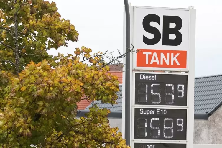 Sätze wie „Heut ist´s aber teuer“ hören SB-Tankstellenpächter Kai Neuhart und seine Angestellten derzeit öfter. 