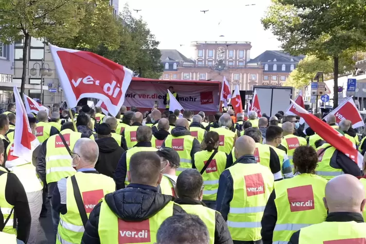 Anfang Oktober protestierten pfälzische Busfahrer in Mannheim vor der Zentrale des Verkehrsverbundes Rhein-Neckar für eine besse