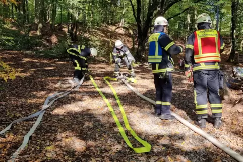 Wie das Wasser in den Wald bringen? Um diese Aufgabe zu meistern, wird die Ausrückeordnung nach der Übung leicht modifiziert. 