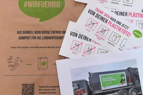 Papiertüten, Aufkleber und Plakate auf den Biomüll-Lkw: Damit wirbt der ESN bei der Aufklärungskampagne #wirfuerbio. 