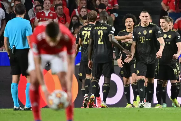 Spieler des FC Bayern München feiern den Führungstreffer in der 70. Minute.