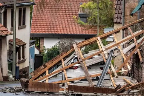 Eine zerstörte Dachkonstruktion verursachte in Standenbühl auch Schäden an den Stromleitungen. 