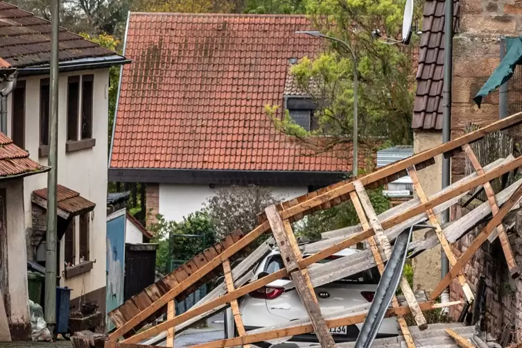 In der Verbandsgemeinde Göllheim wurde das Dach einer Garage in eine Oberleitung geschleudert. 