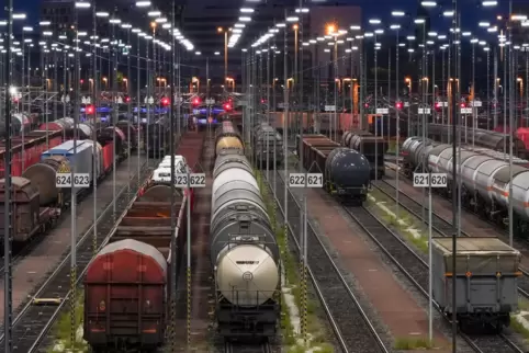 Nur Güterzug funktioniert nicht: Auch inZukunft muss man mehr als die Hälfte aller Fahrten mit dem Lastwagen machen. 