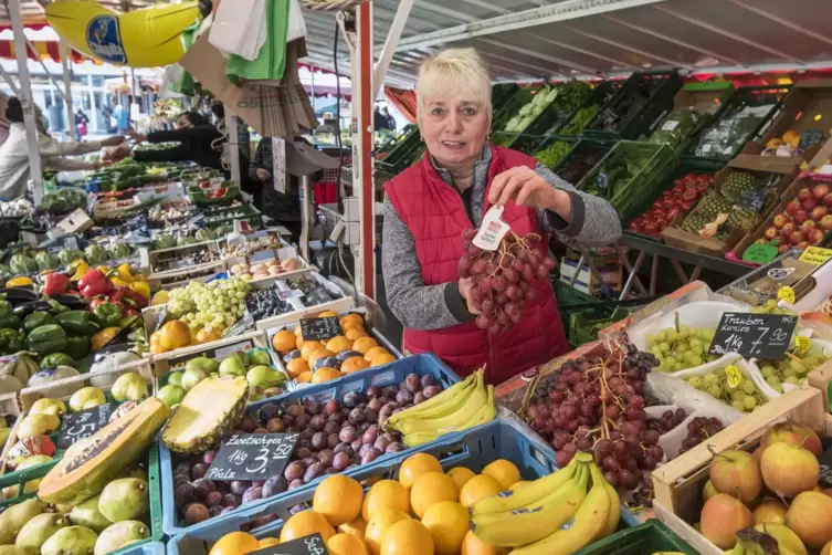Besonders bunt: Christiane Schwedler zwischen dem farbenfrohen Obst und Gemüse an ihrem Stand auf dem Wochenmarkt. 