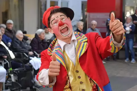 Mit Clown Aljoscha haben die Altenheimbewohner viel zu lachen. 