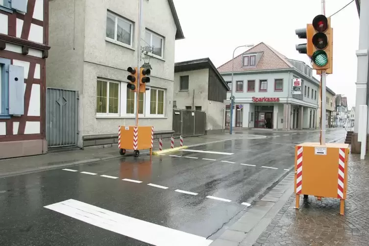 Vor 16 Jahren: Die erste provisorische Ampel im W&ouml;rther Altort, damals am Alten Rathaus.
