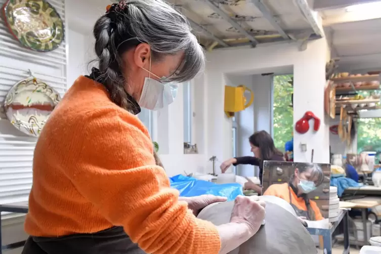 Im Vordergrund arbeitet Reinhilde van Grieken, im Hintergrund Kirsten J&auml;schke &ndash; hier im Atelier.