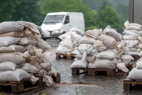 Sandsäcke kommen immer wieder bei Hochwasser zum Einsatz. Unser Bild zeigt die Situation in Trier im Juli.