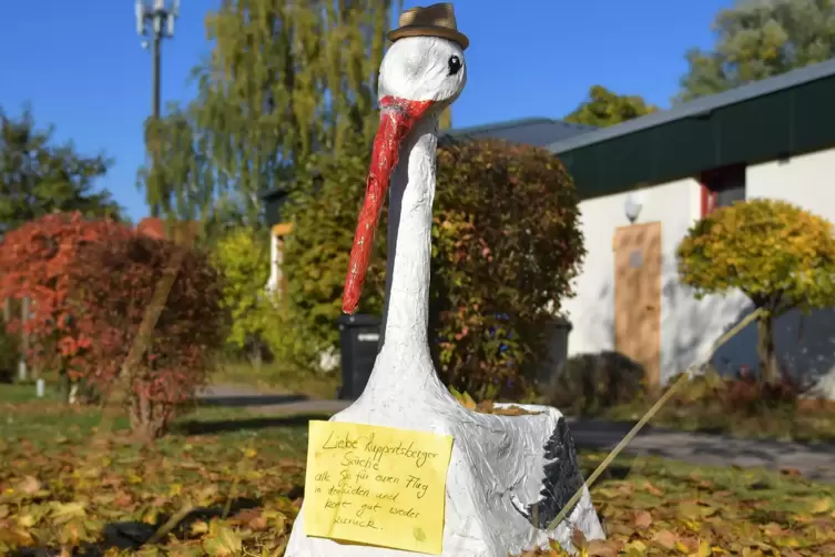 Adebar aus Pappmaché.