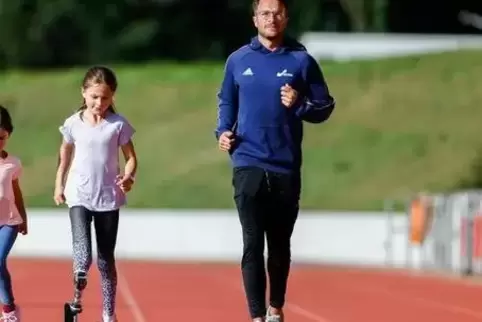 Der Trainer und sein junger Star: Jonas Klein mit der zehnjährigen Liliana Jovanovic, der ein Bein amputiert werden musste. 